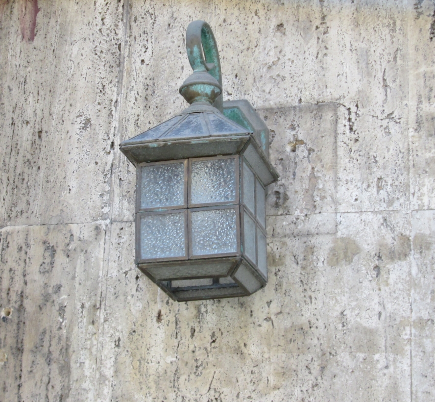 A frosted lamp post against a marble wall in Brasov. Image by @PatFurstenberg