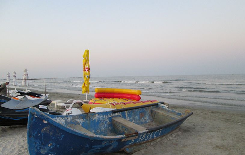 fisherman's boat, umbrellas by the sea @PatFurstenberg