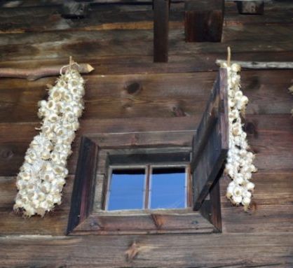 garlic at windows ward off evil spirits folklore Romania