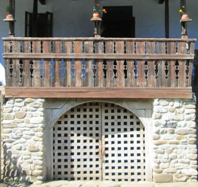 Chiojdu-Mic-house-barn-doors-balcony