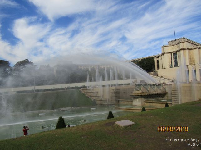 Palais Chaillot Paris water cannons