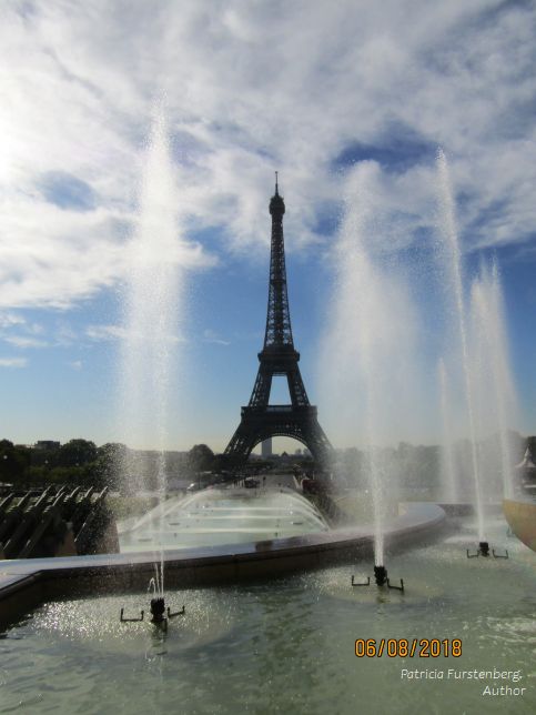Paris Trocadero water show Eiffel Tower