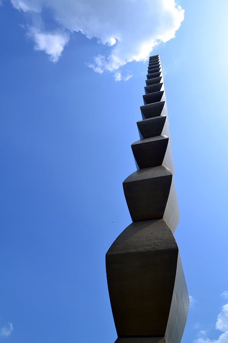 Infinity Column by Brâncuşi, from Art to Symbolism