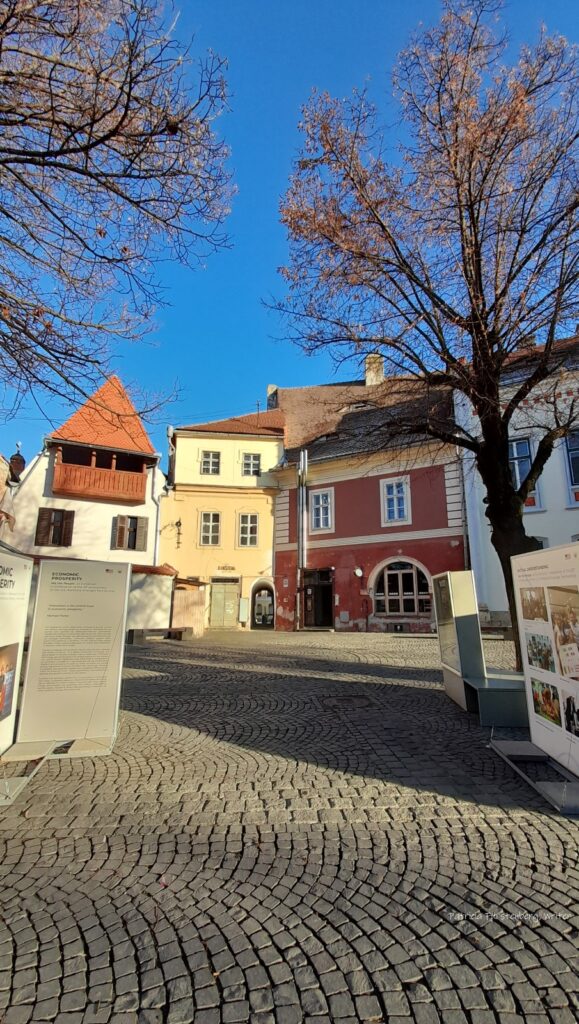 Pasajul Pantofarilor, Huet Square and the secret entrance in the Shoemakers Passage