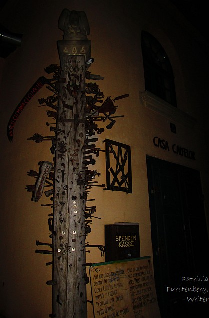 Casa Calfelor wooden pillar gargoyle night photo