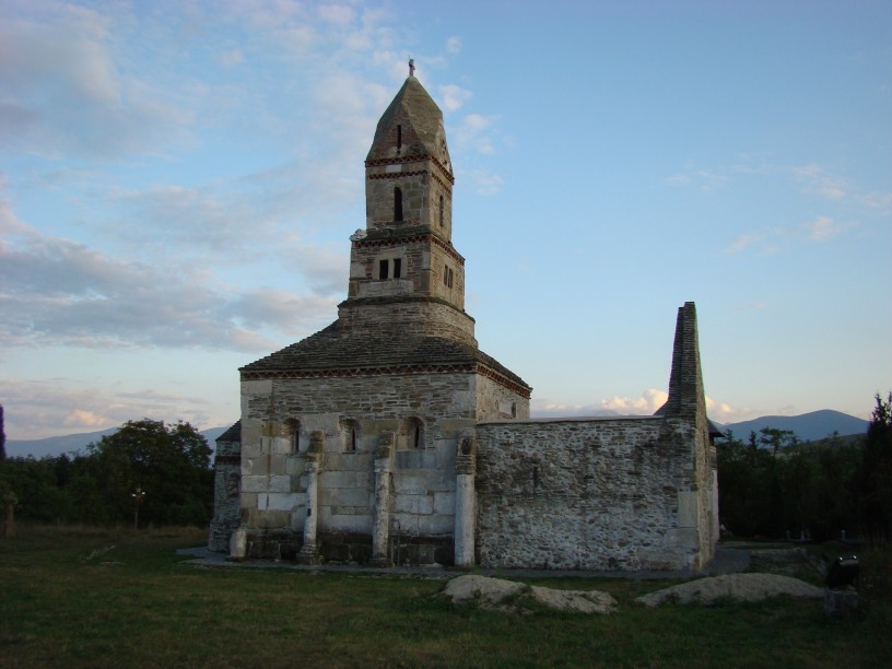 Densus Church and Retezat Mountains, photo by Tetcu Mircea Rares wiki license CC BY-SA 2.5