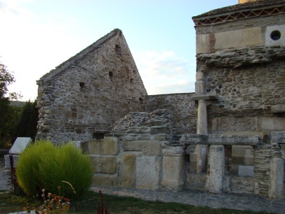 Densus_Church_Roman Columns TudorTulok-wiki-CC BY-SA 3.0 v2