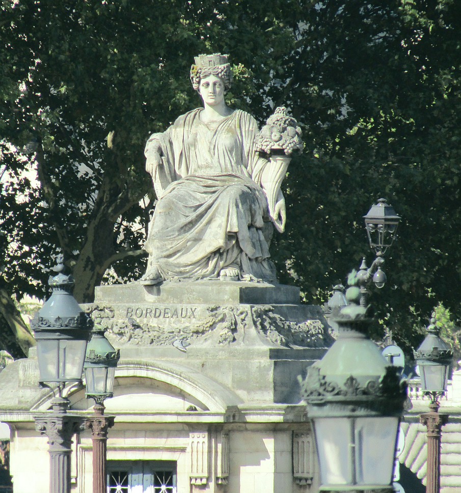 Place Concorde statue Bordeaux