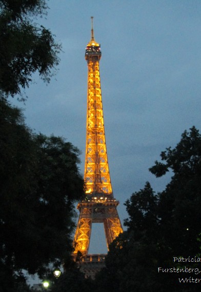 Eiffel Tower by night lights up 
