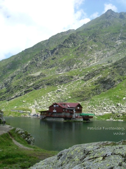 Bâlea Lake, Făgăraș Mountains, often sees green grass blanketed by snow in July. #Im4Ro