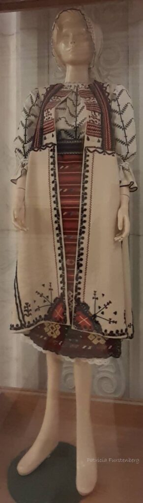 heritage women attire, Vlașca, south Wallachia by Danube