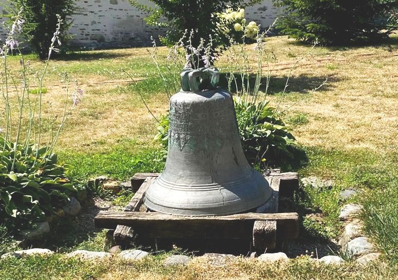The church bell donated by Vlad Dracula to Govora Monastery, Vâlcea County, Romania, photo  wikipedia by Tetcu RM