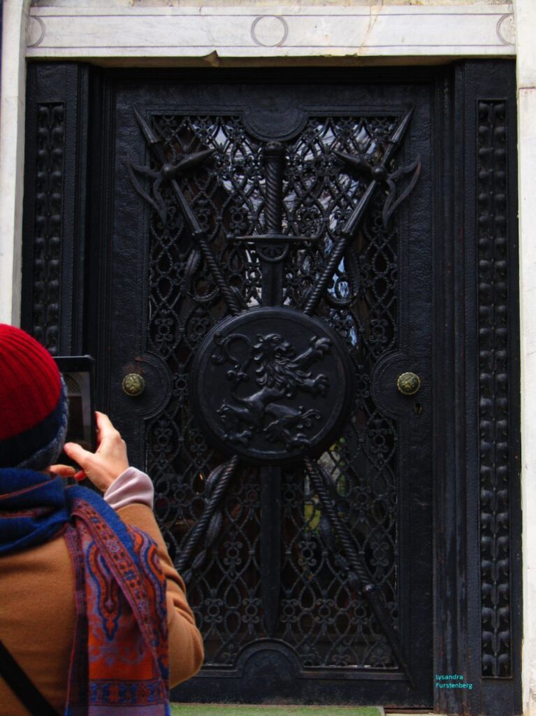 Entrance door with coat of arms, the National Museum of Maps and Old Books in Bucharest, photo by Lysandra Furstenberg 2022